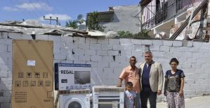 Akhisar’da evi yanan aileye büyükşehir desteği