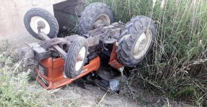 Salihli’de traktör kanala devrildi: 1 ölü