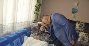 Zor durumdaki yaşlı kadına hasta yatağı desteği