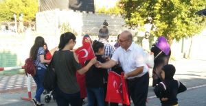 Asker aileleri yemin törenine Türk Bayraklarıyla katıldı