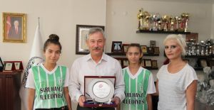 Badminton Federasyonu’ndan Başkan Yaralı’ya plaket