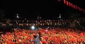 Hande Yener ve Murat Dalkılıç on binlere söyledi