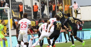 Akhisarspor Evinde Kayıp!