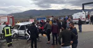 Manisa'da Otomobil ile Kamyonet Çarpıştı: 6 Yaralı!