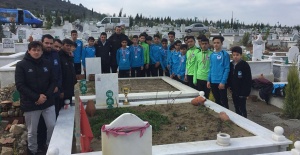 Genç Futbolculardan Vefa Örneği Kupayı Alıp Arkadaşlarına Getirdiler