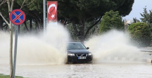 Manisa-İzmir Yolu Göle Döndü