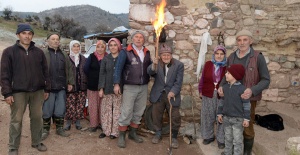 Manisa’da Bu Mahallede 100 Yıldır Elektrik Yok