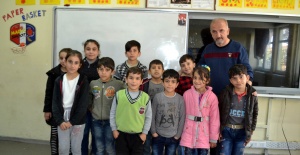 Manisa'daki Suriyeli Çocuklar, Türkçe Öğreniyor