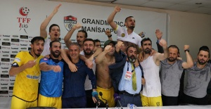 Ankaragücü Futbolcularından Basın Toplantısında Sulu Kutlama