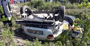 Manisa'da Kontrolden Çıkan Araç Şarampole Uçtu: 1 Ölü, 2 Yaralı!