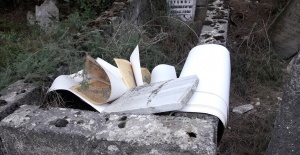 Tarihi Mezarlığa Atılan Kitaplar Tepki Çekti