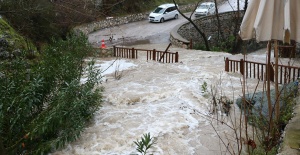 Sel suları köprüyü aştı, görenler hatıra fotoğrafı çekildi