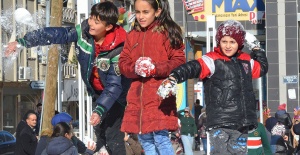 Turgutlu'da kar çocukların ayağına geldi