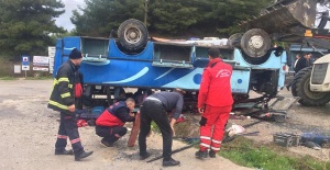 Tarım işçilerini taşıyan otobüs devrildi: 1 ölü, 12 yaralı