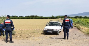 Manisa'da otomobilde erkek cesedi bulundu