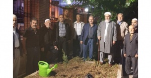 Din görevlileri, cami bahçelerine 200 adet fidan dikti