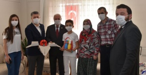 Milletvekili Özkan çocukların gününü süprizlerle kutladı