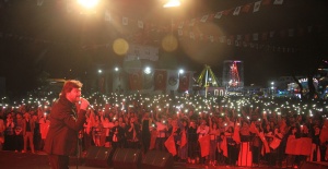 Ahmet Şafak yeni şarkısı "Bizden Olmaz"ı ilk kez Kula’da seslendirdi