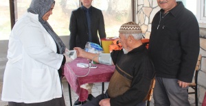 Köylerde kapı kapı dolaşıp sağlık taraması yapıyorlar