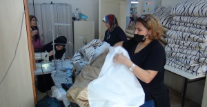 Bağışlanan kumaşlar depremzedelere battaniye oluyor