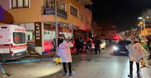 Annesini öldürüp çatıdan atlayan şahıs hastanede hayatını kaybetti
