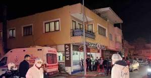 Annesinin boğazını keserek öldüren kişi evin çatısından atladı