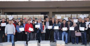 Arıcılık kursunu tamamlayan kursiyerlere kovan hediyesi