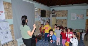 Minik depremzedeler korku dolu günleri aşmaya çalışıyor