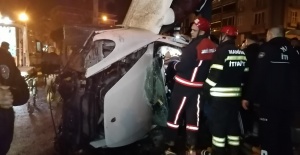 Porsche marka lüks araç kaldırıma çarparak yan yattı: 1 yaralı