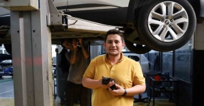 Genç öğretmen otomobiline sıkışan...