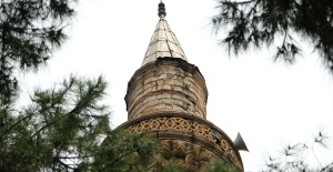 500 yıllık caminin yıpranan minaresi korkutuyor