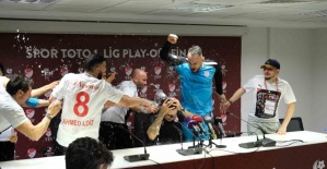 Pendikspor takımından basın toplantısında sulu kutlama