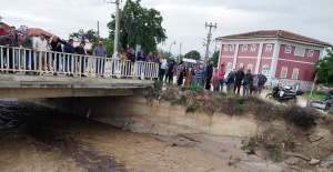 Sel sularının gelişini meraklı bakışlarla izlediler