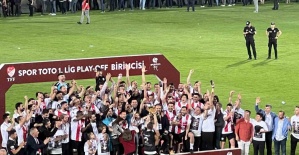 Süper Lig’e yükselen Pendikspor kupasını coşkuyla kaldırdı