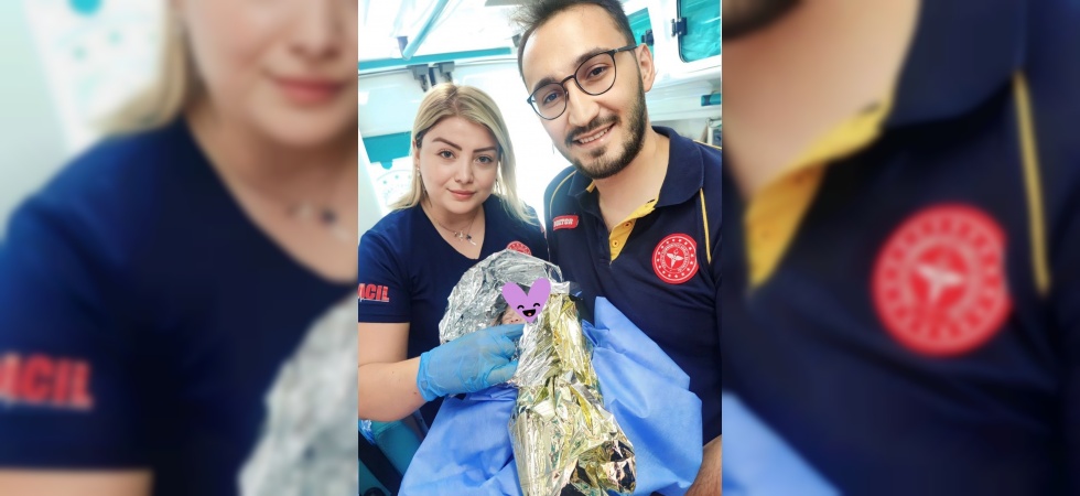 Akhisar’da genç kadın ambulansta doğum yaptı