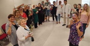 Hastaları için evinde çiçek yetiştirdi