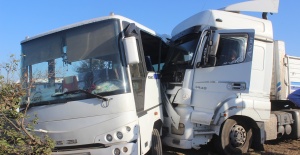 Manisa’da işçi servisi ile tır çarpıştı: 1’i ağır 23 yaralı