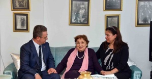 Vali Ünlü ve eşinden Mübeccel Kafkaslı’ya evinde ziyaret