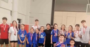 Badminton İl Birinciliği’nde Yunusemre madalyaları topladı