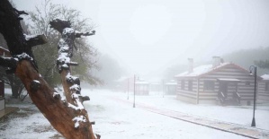 Manisa’da sağanak ve dolu, Spil’de kar