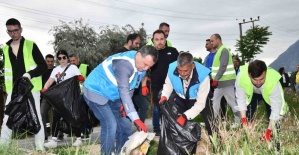 Belediye başkanı ve işçiler 3,5 saat çöp temizledi