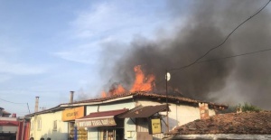 Manisa’da çıkan yangında 2 ev ve 1 iş yeri hasar gördü