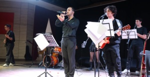 ÜNİVERSİTELİ GENÇLERDEN UNUTULMAZ KONSER