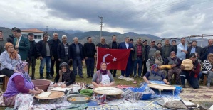 Başkan Öküzcüoğlu’nu gözleme yapan köylüler karşıladı