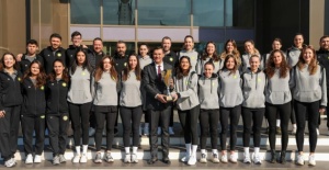 Şampiyon voleybolcular kupa ile Başkan Zeyrek’i ziyaret etti