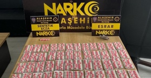 Uyuşturucu tacirinin evinden yüzlerce hap çıktı