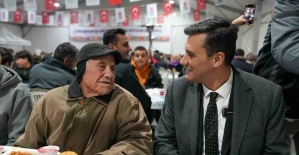 Başkan Zeyrek iftarda vatandaşlara yemek ikramında bulundu