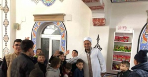 Çocuklar teravih namazlarına koşarak geliyor