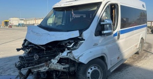 İki servisin çarpıştığı kaza kamerada: 19 yaralı