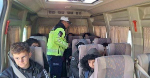 Kula’da Jandarma trafik timlerinden öğrencilere ve servis şoförlerine trafik eğitimi